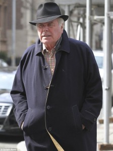 article-2578315-1C2EFB2B00000578-434_634x848